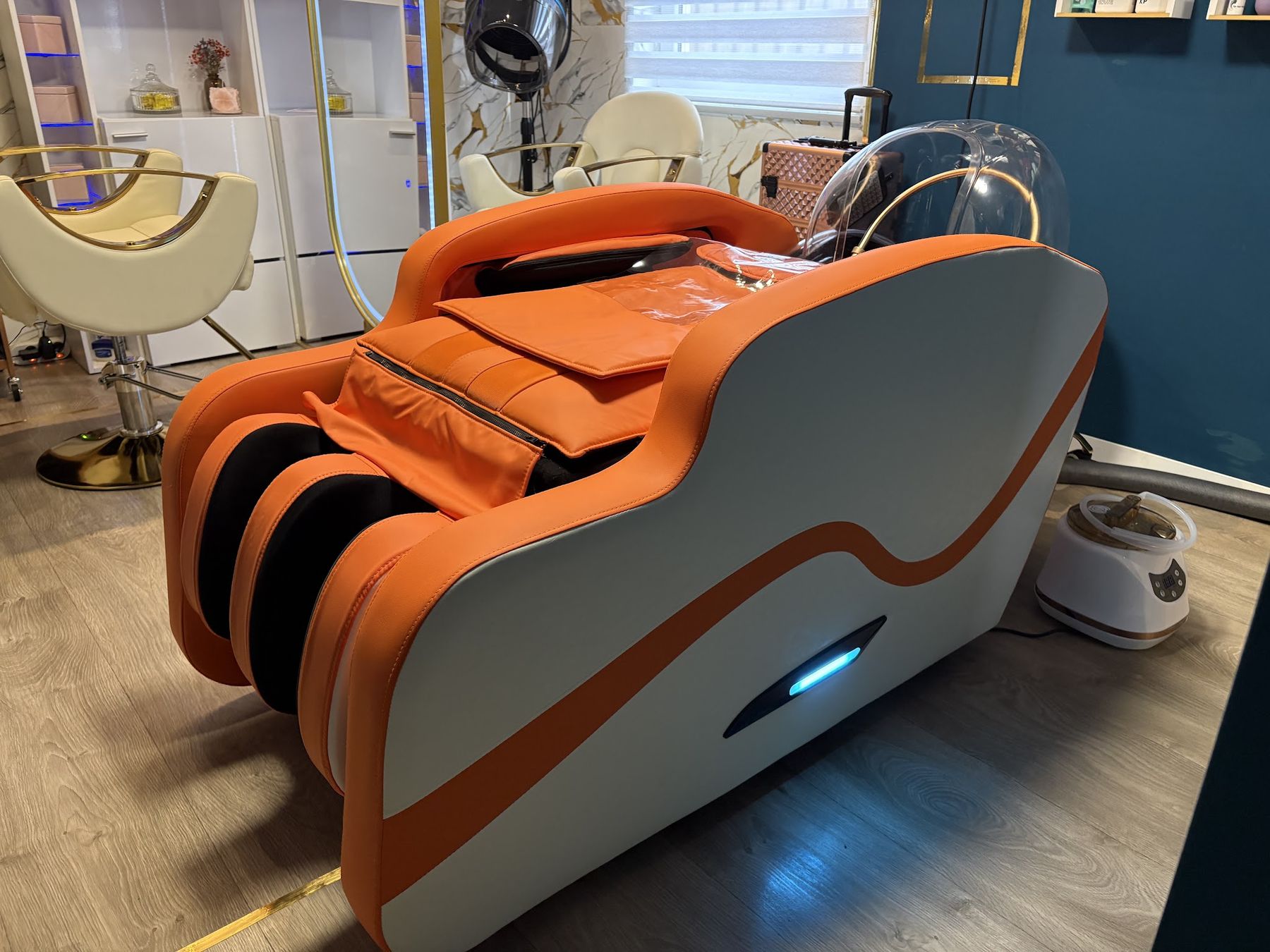 De wasplek in de salon, met op de achtergrond de stoelen met gouden armleuningen en de marmeren wand